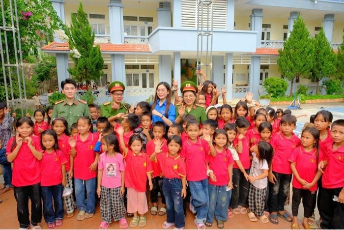 Các em học sinh tại xã Mường Mô, tỉnh Lai Châu vui mừng tham gia chương trình “Trung thu trên bản nhỏ”