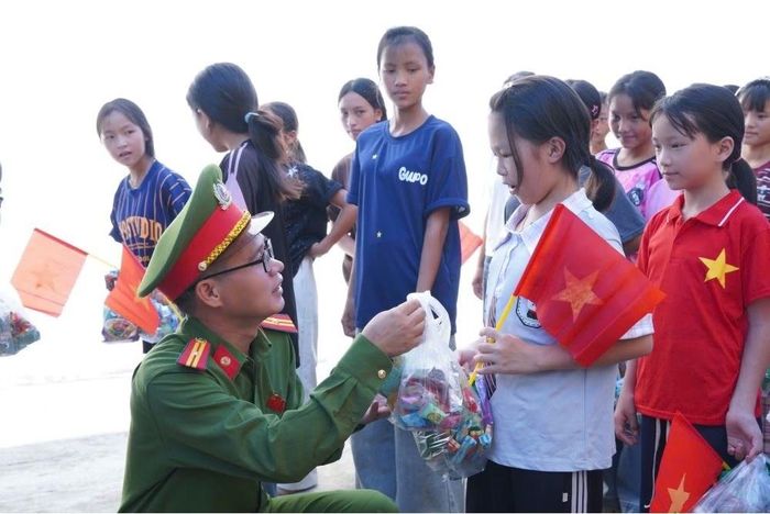 500 đèn lồng cùng hàng trăm bánh Trung thu, áo đỏ sao vàng, sữa, bánh kẹo và nhu yếu phẩm được trao tới các em học sinh và hộ nghèo ở xã Mường Mô, Lai Châu.