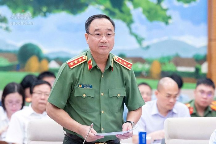 Thượng tướng Phạm Thế Tùng trình bày tóm tắt Báo cáo tiếp thu, giải trình, chỉnh lý dự án Bộ luật Hình sự (sửa đổi)