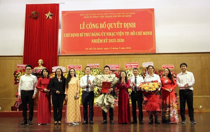 Các đại biểu chúc mừng tân Bí thư Đảng ủy Nhạc viện TP.HCM Đỗ Quốc Hưng