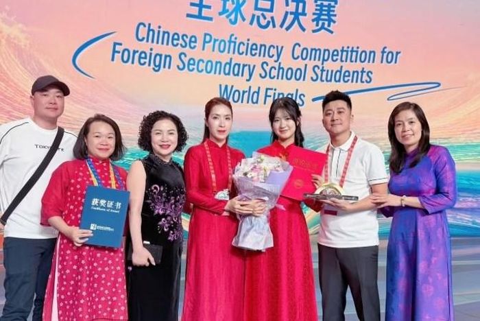 Tuệ Anh cùng bố mẹ, cô giáo và người thân. Ảnh: NVCC