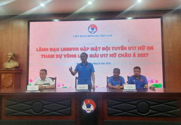 Ủy viên Thường trực Ban Chấp hành LĐBĐ Việt Nam, Trưởng đoàn Nguyễn Quốc Hội gửi lời chúc sức khỏe và động viên Ban huấn luyện cùng các cầu thủ