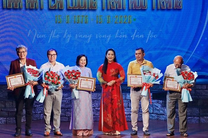 NSND Nguyễn Thị Thanh Thuý, Phó Giám đốc Sở VHTT TP.HCM tặng hoa các cá nhân có đóng góp cho hoạt động của Nhà hát