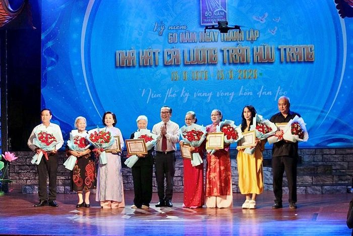 Ông Trần Thế Thuận, Giám đốc Sở VHTT TP.HCM tặng hoa tri ân các thế hệ lãnh đạo
