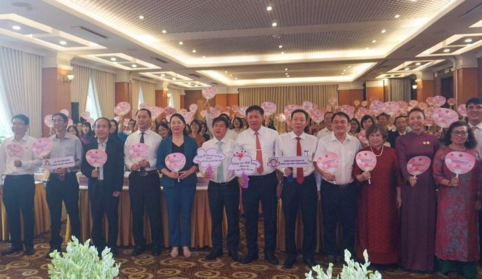 Các đại biểu tại buổi phát động Tuần lễ Làm mẹ an toàn. Ảnh: L.H