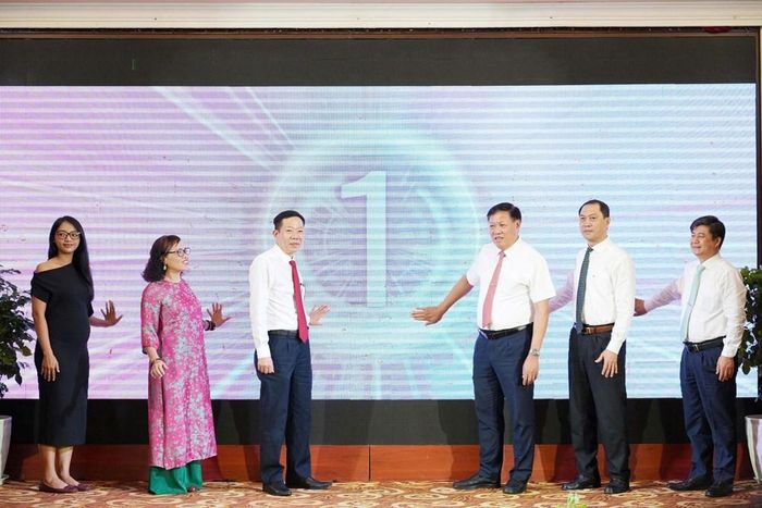 Lãnh đạo Bộ Y tế, UBND TP. Huế và các đơn vị cùng thực hiện nghi thức phát động Tuần lễ Làm mẹ an toàn năm 2026. Ảnh: L.H