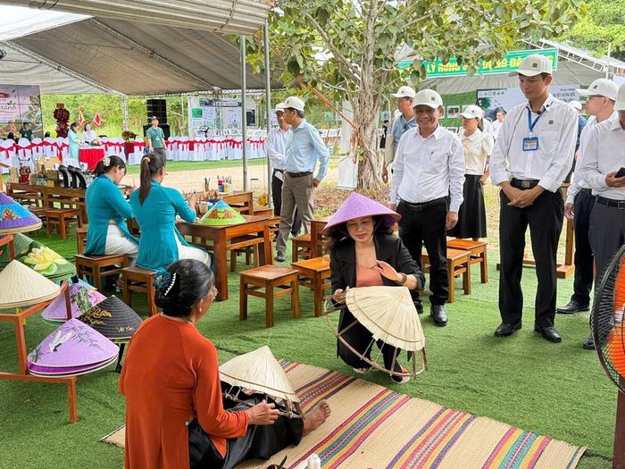Các đại biểu, du khách tìm hiểu nghề chằm nón lá