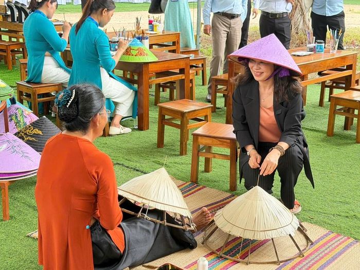 Bà Trương Thị Hồng Hạnh, Giám đốc Sở VHTTDL Đà Nẵng trải nghiệm nghề chằm nón tại không gian nghề truyền thống