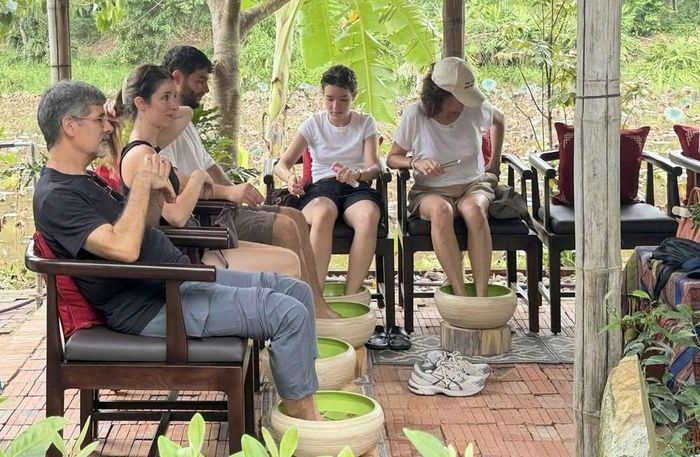 Ra mắt sản phẩm du lịch sức khỏe “Ngâm chân thảo dược dưới tán rừng”