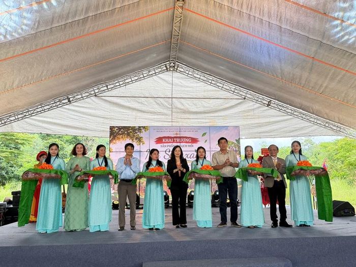 Đại diện lãnh đạo Sở VHTTDL, lãnh đạo BQL Mỹ Sơn cùng các đại biểu cắt băng khai trương sản phẩm du lịch mới "Mỹ Sơn xanh"