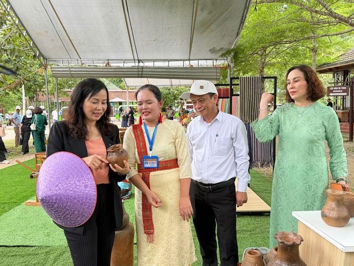 Du khách tìm hiểu gốm Chăm