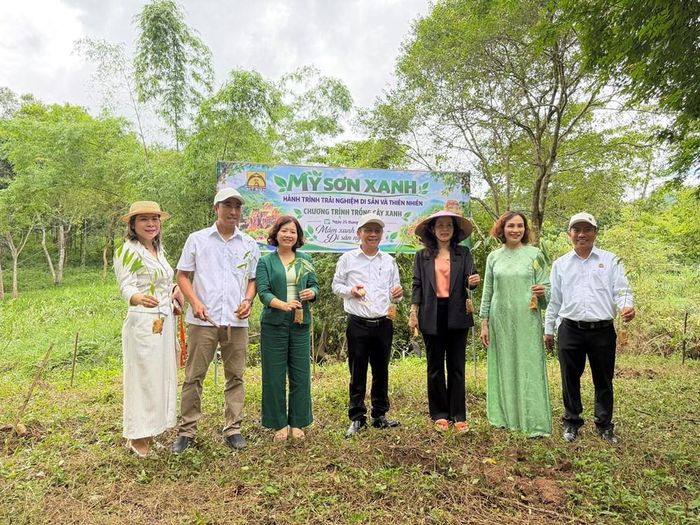 Bà Trương Thị Hồng Hạnh, Giám đốc Sở VHTTDL Đà Nẵng cùng các đại biểu thực hiện nghi thức trồng cây lưu niệm tại rừng Mỹ Sơn
