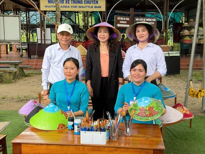 Giới thiệu nghề chằm và trang trí trên nón lá