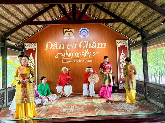 Không gian trưng bày và trình diễn nhạc cụ Chăm tại khu vực Hồ Sen