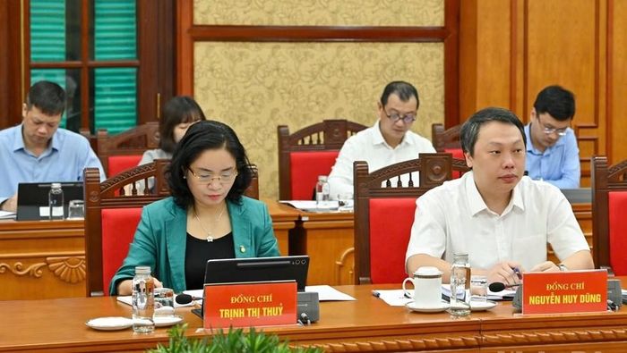 Ủy viên dự khuyết Ban Chấp hành Trung ương Đảng, Thứ trưởng Bộ VHTTDL Nguyễn Huy Dũng và Thứ trưởng Trịnh Thị Thuỷ dự Phiên họp