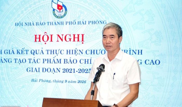 Nhà báo Vũ Văn Uý, Phó Chủ tịch Hội Nhà báo thành phố trình bày báo cáo đánh giá