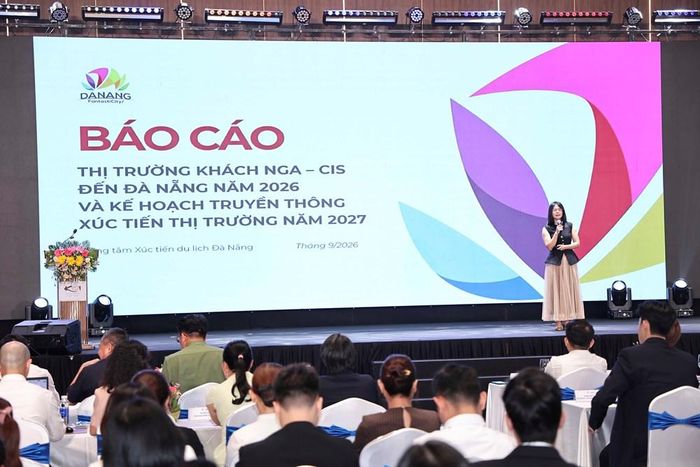 Giám đốc Trung tâm Xúc tiến du lịch Đà Nẵng Nguyễn Thị Hồng Thắm trình bày báo cáo thị trường khách Nga - CIS đến Đà Nẵng năm 2026 và kế hoạch truyền thông xúc tiến thị trường năm 2027