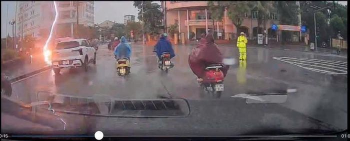 Tia sét đánh xuống đường