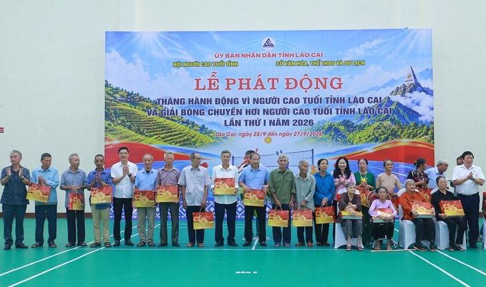 Đại diện UBND tỉnh Lào Cai trao tặng quà cho người cao tuổi có hoàn cảnh đặc biệt khó khăn trên địa bàn