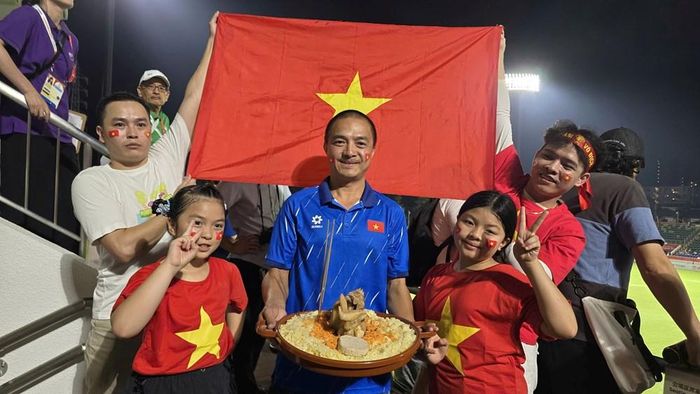 Nhóm anh Tâm và mâm xôi gà mong muốn mang may mắn cho đội tuyển