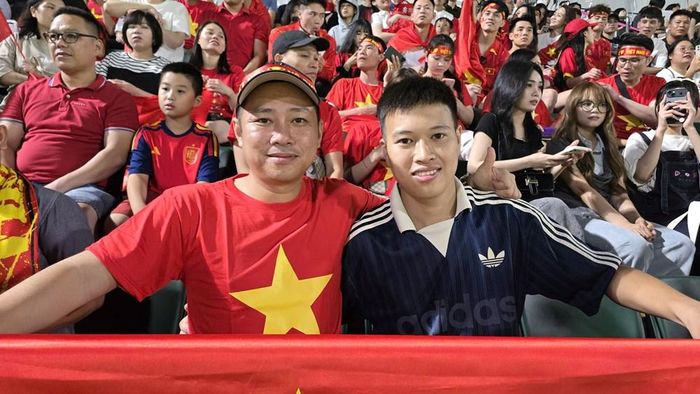 Dù xa Tổ quốc nhưng anh Đông và anh Mạnh luôn hướng về quê hương
