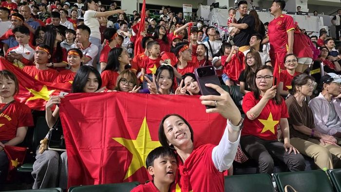 Chị Hồng và con trai cổ vũ cho đội tuyển