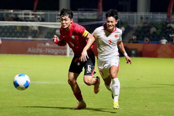 U23 Việt Nam (áo trắng) thi đấu tốt trong hiệp 1