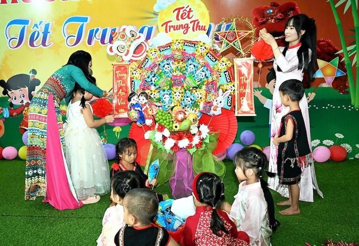Từ những sân chơi rộn ràng tiếng cười đến những phần quà được trao tận tay, Tết Trung thu nơi vùng biên thêm phần ấm áp