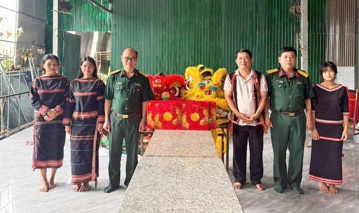 Lãnh đạo Đoàn Kinh tế - Quốc phòng 74 trao quà Trung thu tặng các gia đình chức sắc tôn giáo và các cháu thiếu nhi trên địa bàn