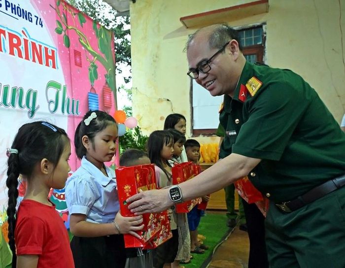 Đại tá Đậu Thiện Lương, Đoàn trưởng Đoàn Kinh tế - Quốc phòng 74 trao quà Trung thu cho các em thiếu nhi
