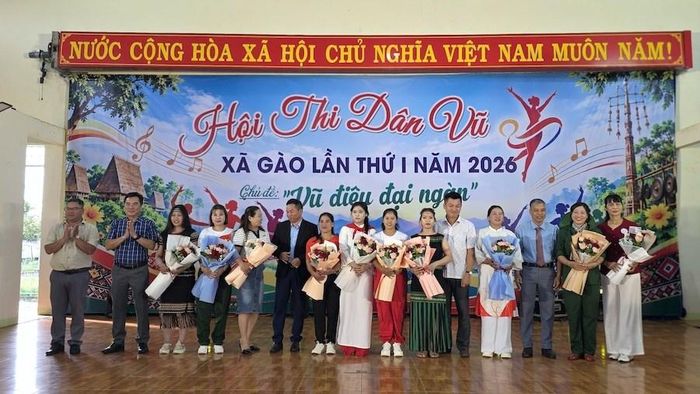 Ban tổ chức tặng hoa cho các đội tham dự Hội thi