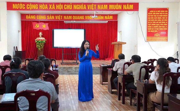 TS Huỳnh Thị Thu Hạnh truyền đạt các nội dung về quản lý và phát triển du lịch