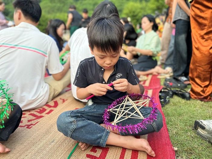 Khu vực trải nghiệm làm đèn ông sao truyền thống thu hút cả người lớn và trẻ em tham dự