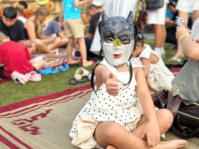 Tác phẩm mặt nạ giấy bồi Batman đã được em nhỏ hoàn thành xuất sắc