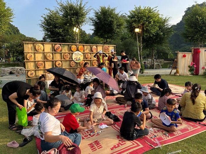 Gần 18h ngày 25.8 thời tiết vẫn khá oi nắng nhưng rất đông phụ huynh cùng các em đến Thung Nham để trải nghiệm làm nghề truyền thống dịp Trung thu
