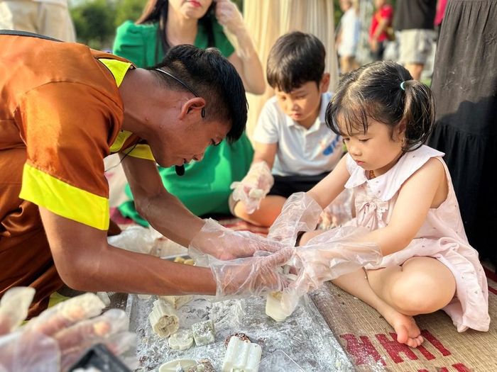 Các em nhỏ được hướng dẫn tỉ mỉ khi trải nghiệm nặn bánh