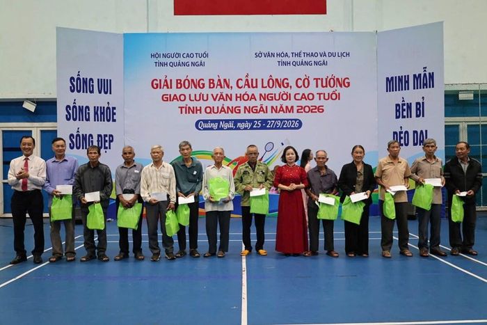 Ban Tổ chức trao quà cho người cao tuổi có hoàn cảnh khó khăn