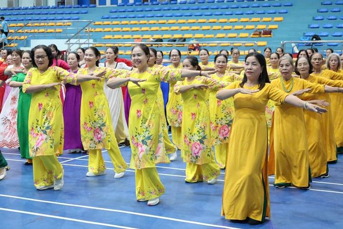 Màn đồng diễn dân vũ thể thao sôi nổi tại lễ khai mạc