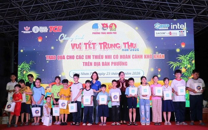BTC trao quà đến các em thiếu nhi có hoàn cảnh khó khăn trên địa bàn