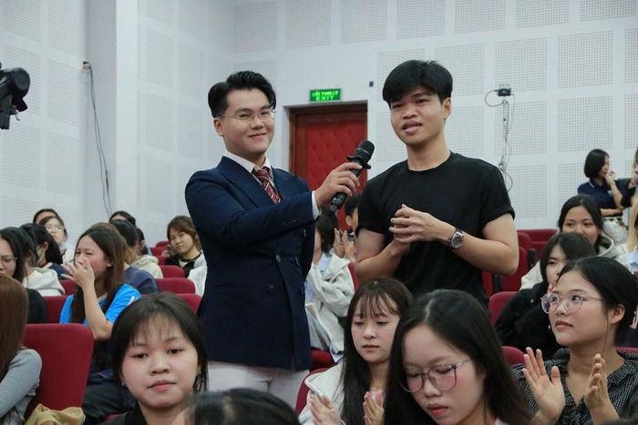 Sinh viên đặt câu hỏi đến Ban tổ chức và chuyên gia. Ảnh: BTC