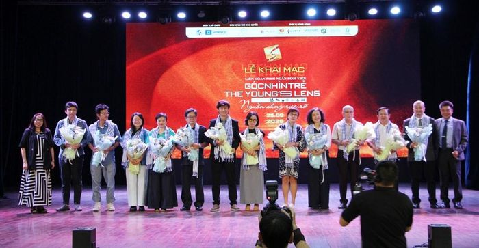 Đại diện Ban tổ chức Liên hoan phim tặng hoa tri ân các thành viên Ban giám khảo, Ban cố vấn dự án, Ban cố vấn sản xuất