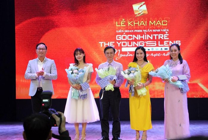 Đại diện Ban tổ chức tặng hoa tri ân các đơn vị, đối tác đồng hành Liên hoan phim