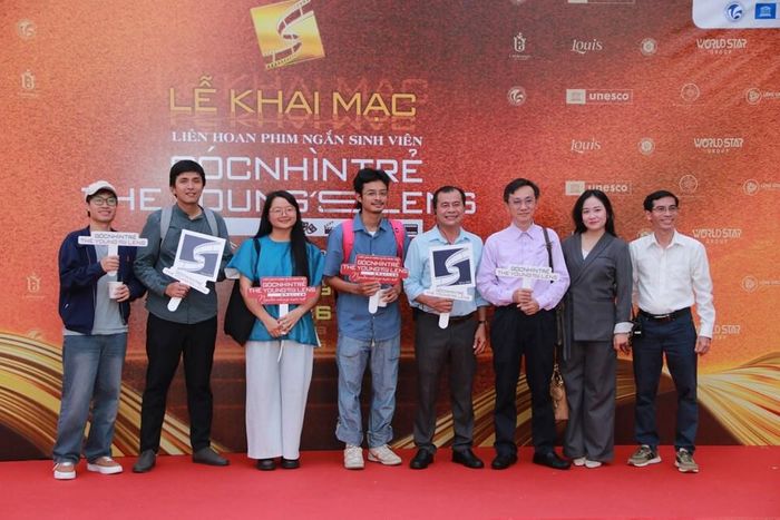 Ban tổ chức, đại biểu và chuyên gia check-in thảm đỏ Lễ khai mạc Liên hoan phim. Ảnh: BTC