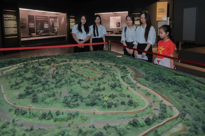 Sa bàn kết hợp 3D Mapping tại Bảo tàng Lịch sử Quân sự Việt Nam tái hiện thành Cổ Loa, giúp người xem hình dung kiến trúc ốc xoắn của kinh đô Âu Lạc qua hình ảnh và ánh sáng sinh động. Ảnh: Phan Phương