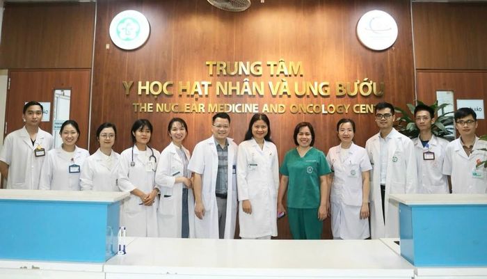 PGS.TS.BS Phạm Cẩm Phương (đứng thứ 6 từ phải sang) cùng đồng nghiệp. Ảnh: BVCC