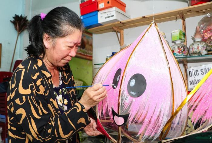 Lồng đèn Bé Sen - hình ảnh của Đồng Tháp, sản phẩm mới năm nay được bà Ngân tâm đắc