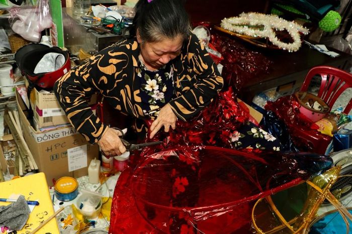 Bà Ngân thực hiện từng công đoạn để tạo ra chiếc lồng đèn thủ công