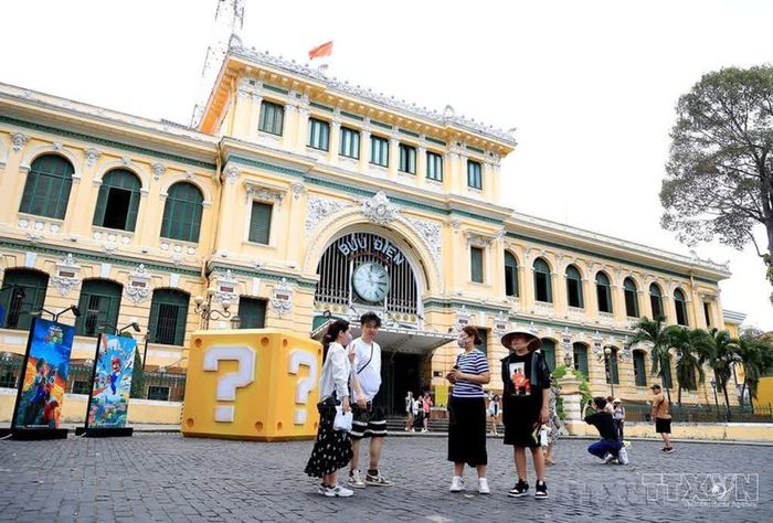 Bưu điện Trung tâm, công trình kiến trúc độc đáo ở trung tâm Thành phố Hồ Chí Minh, luôn thu hút khách quốc tế đến tham quan, chụp ảnh. Ảnh: Hồng Đạt - TTXVN