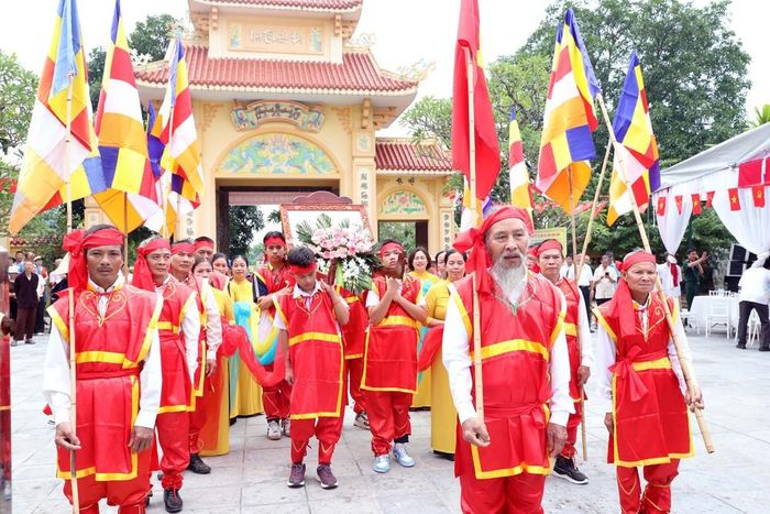 Nhân dân xã Liêm Hà tổ chức rước bằng và dâng hương tại khu di tích chùa Thượng Nương. Ảnh: Thanh Tuấn - TTXVN