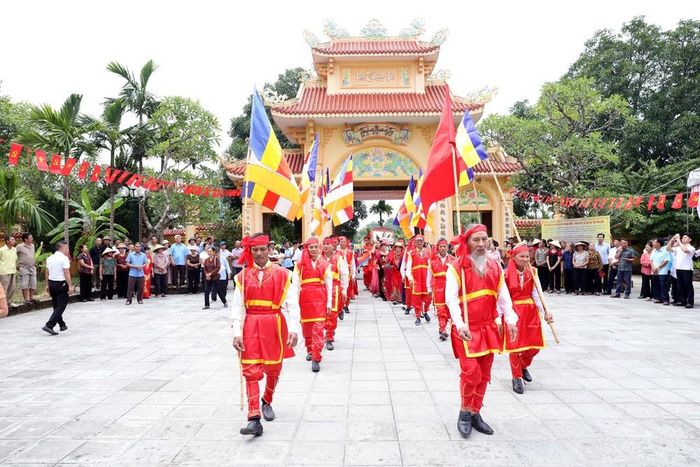 Nhân dân xã Liêm Hà tổ chức rước bằng và dâng hương tại khu di tích chùa Thượng Nương. Ảnh: Thanh Tuấn - TTXVN